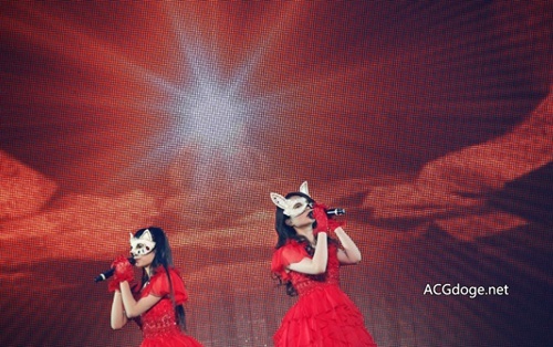 拼眼力，ClariS 武道馆演唱会首次脱下面具向观众一瞬间回头 - ACG17.COM