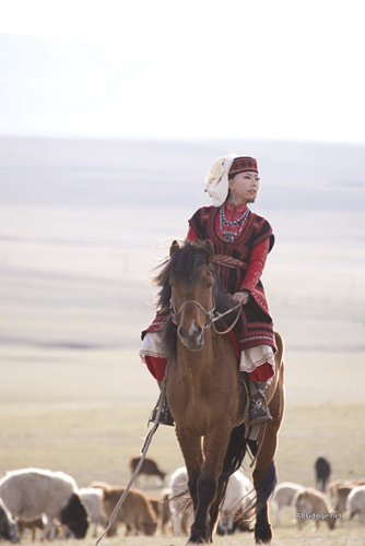 真正的 COS 魂，专访为《姊嫁物语》花费 6 年时间制作服装多次远赴蒙古的日本 COSER - ACG17.COM